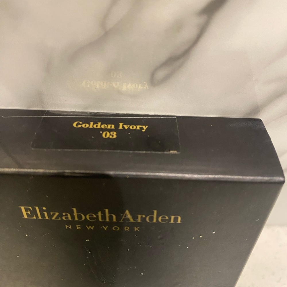 Elizabeth Arden Flawless Finish Bouncy Makeup - golden Ivory - Picture 2 of 7